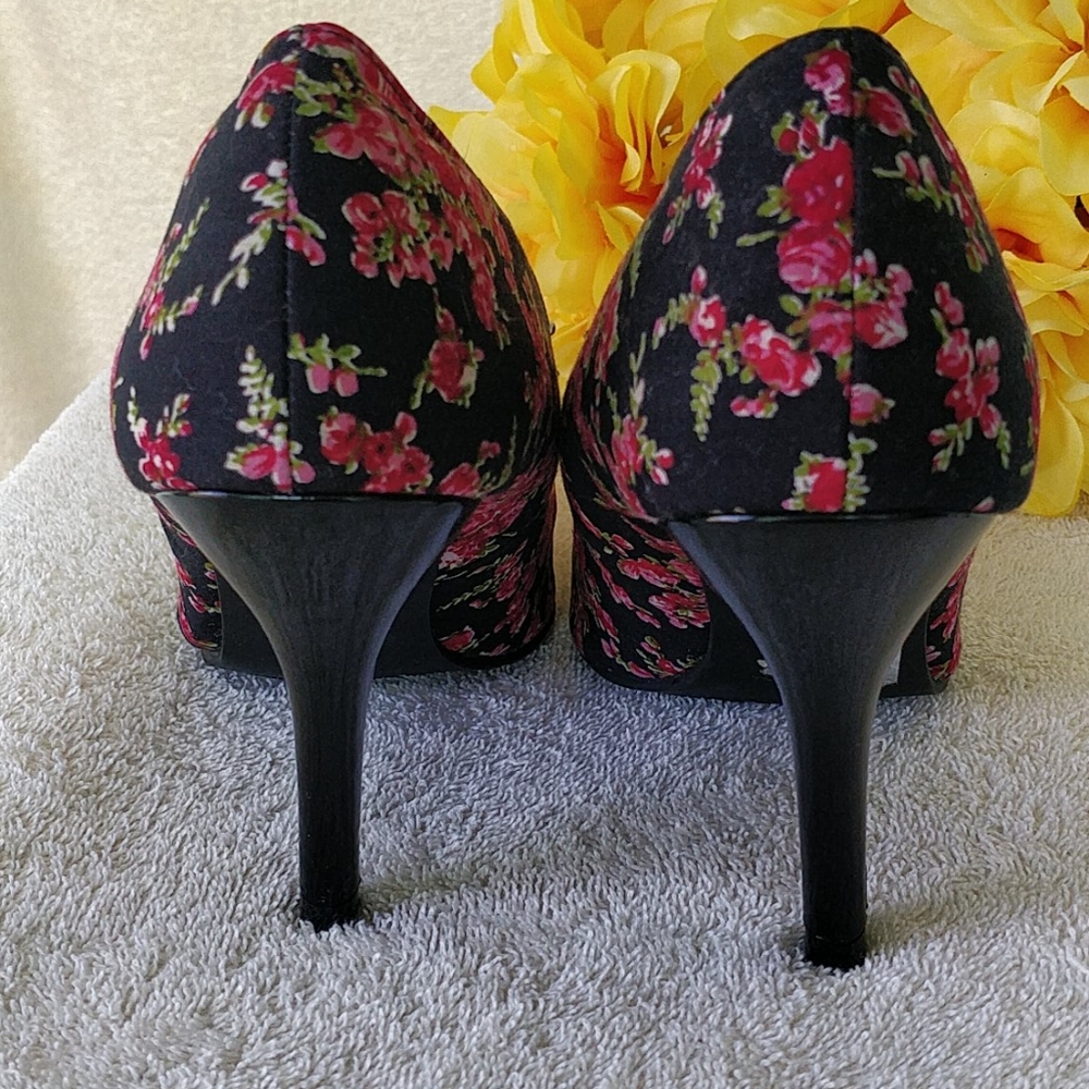 Floral Pointed Toe Pumps - Picture 5 of 7